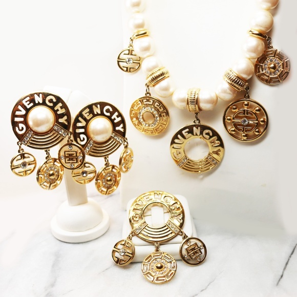 🎉 Host Pick ✨Vintage GIVENCHY LOGO Pearl Necklace - Picture 4 of 14